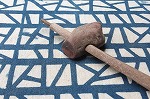 フェンス, 建物, 座る, 茶色 が含まれている画像
自動的に生成された説明