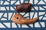 フェンス, テーブル, 座る, 茶色 が含まれている画像
自動的に生成された説明